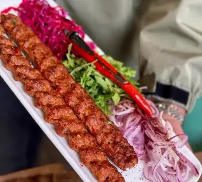 Adana Kebab met gegrillde groente Beyzade Pideci en Kebapçı