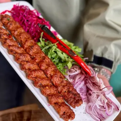 Adana Kebab met gegrillde groente Beyzade Pideci en Kebapçı